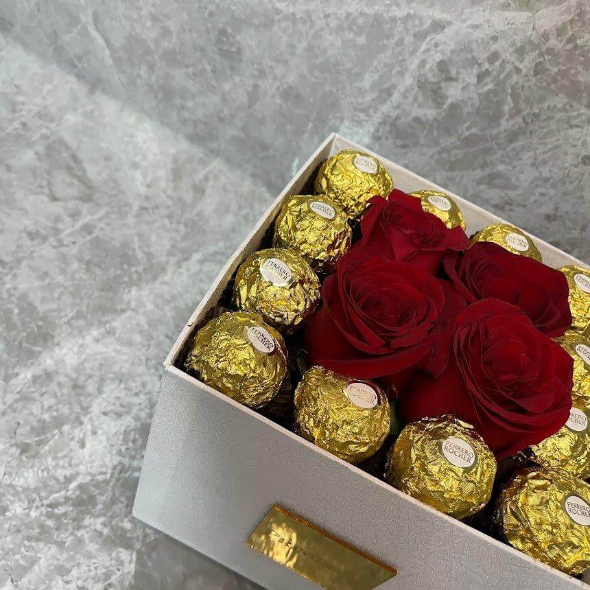 BOX DE 04 ROSAS ROJAS MAS FERRERO